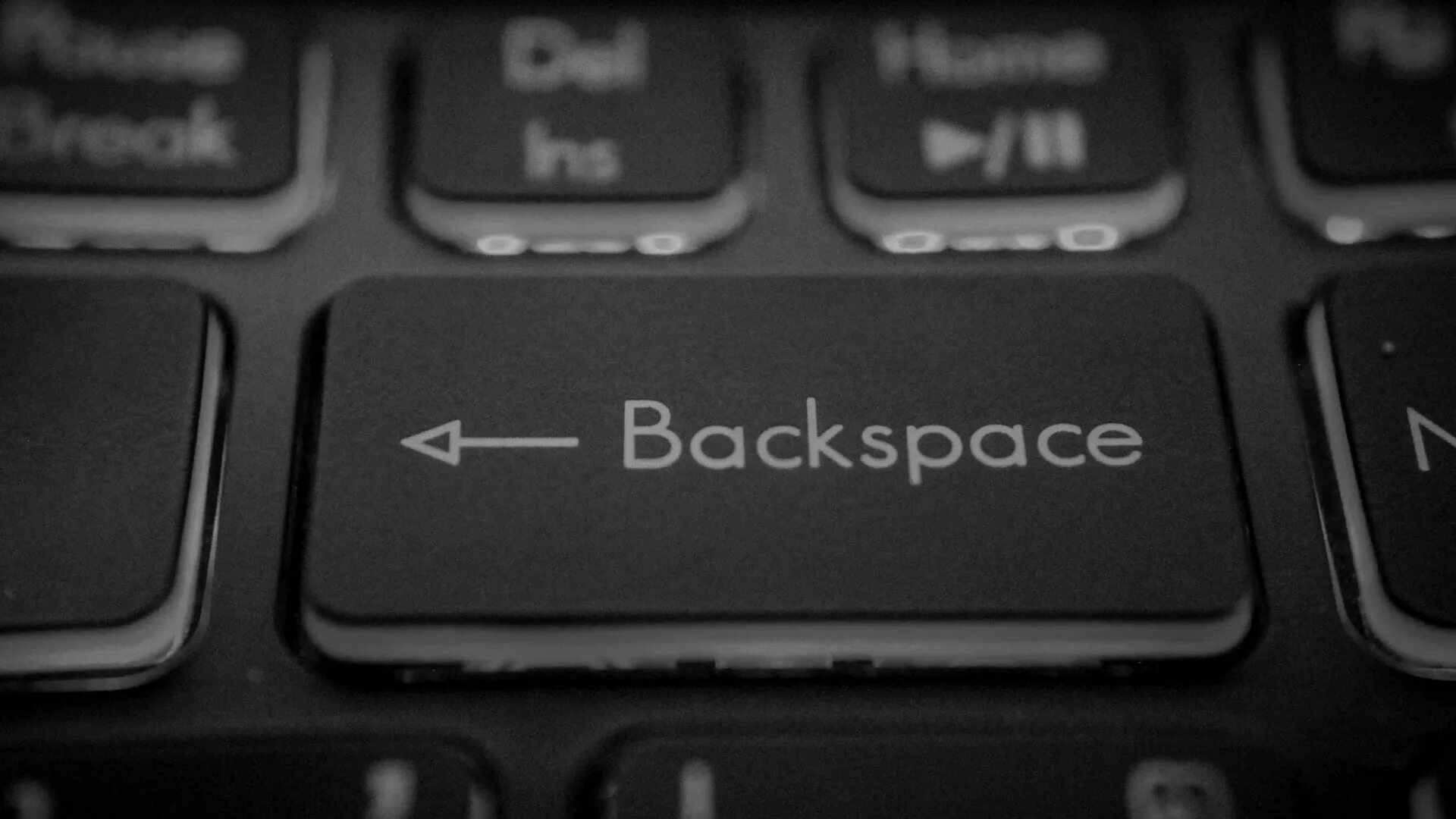 Кнопка Backspace. Бэкспейс на клавиатуре. Клавиша Backspace на клавиатуре. Где находится кнопка Backspace.