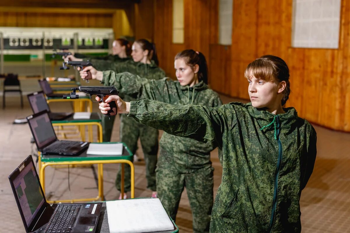 Занятия с военнослужащими. Профессиональные войска. Курсанты на занятиях. Военная физическая подготовка. Как защищали родину студенты и школьники