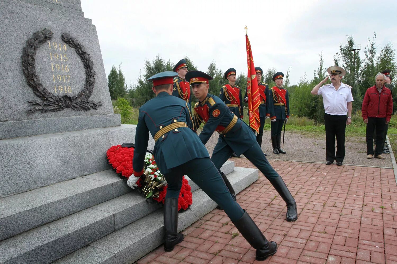 Память русских солдат. День памяти российских воинов, погибших в первой мировой войне. 1 Августа день памяти воинов погибших в 1 мировой войне. День памяти российских воинов погибших в первой мировой войне 1914-1918. Кладбище погибших в первой мировой войне 1914-1918.