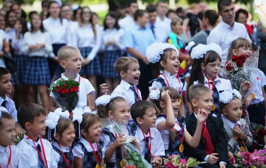 Последние новости 1 класс. Первоклассники. Первоклашки в школе. Первоклашка в первый класс. Школа 1 класс.