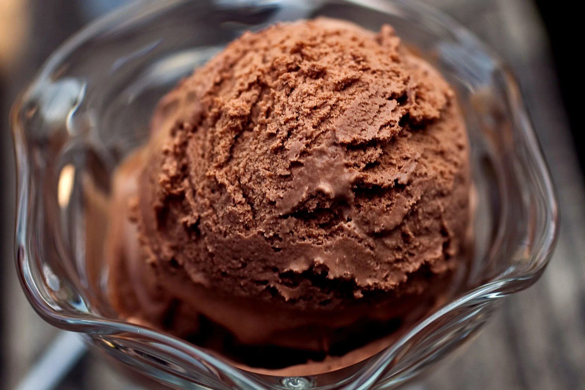 Шоколадное мороженое. Сливочно шоколадное мороженое. Мороженое с шоколадом. Мороженое пломбир шоколадный. Рецепт домашнего мороженого без сахара