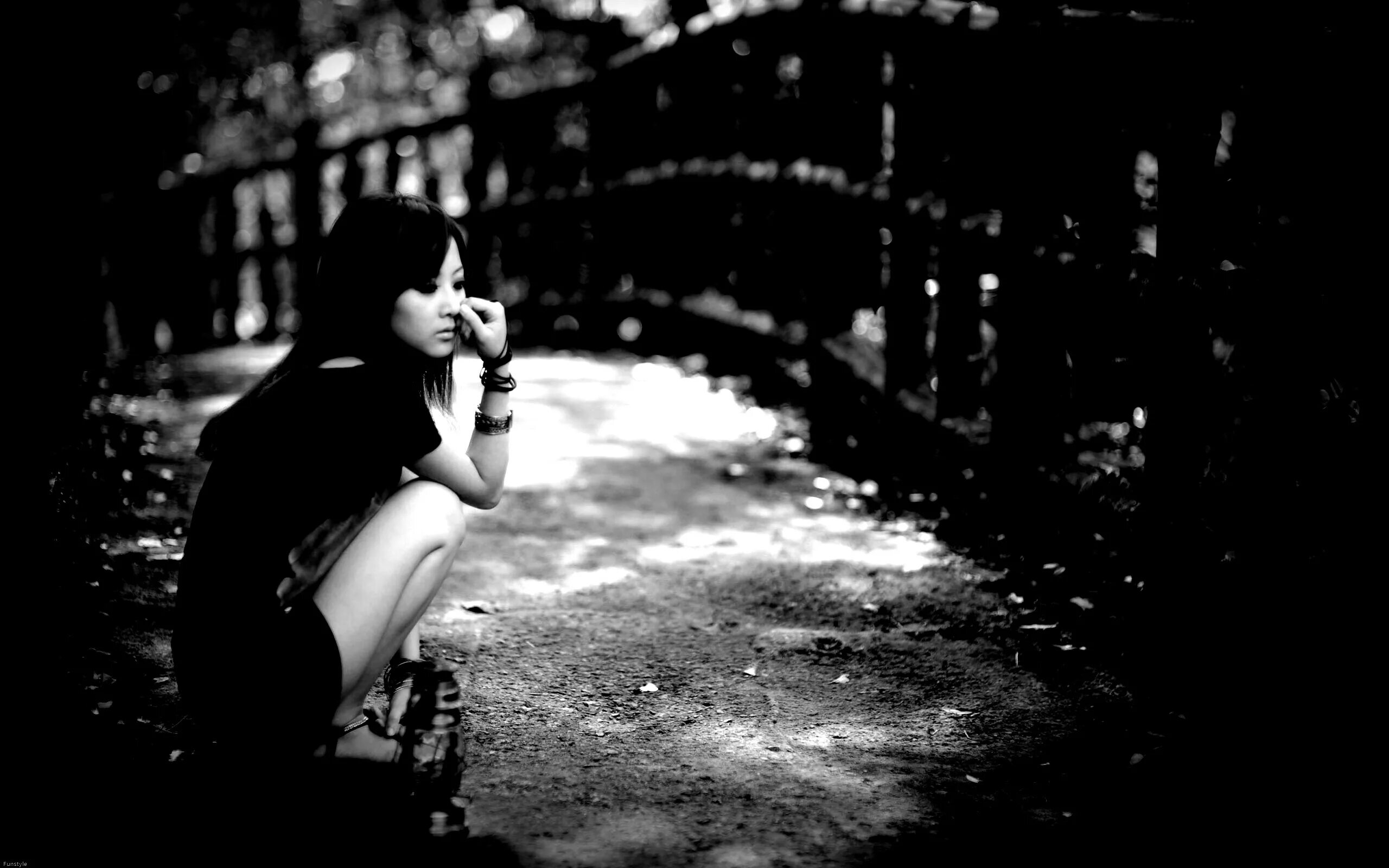 девушка с развевающимися волосами. грустные обои девушек. аниме. грустная красивая девушка. грустные обои девушек.