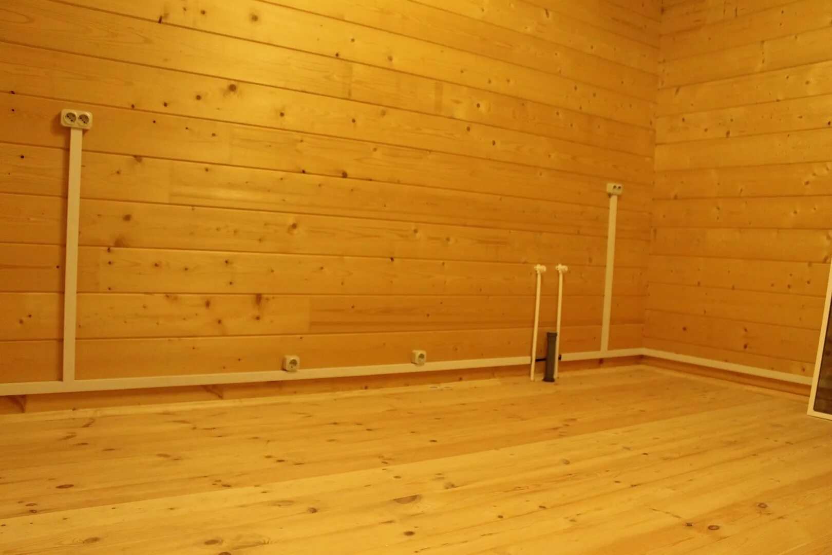 Короба для электропроводки в деревянном доме. Проводка электрики в деревянном доме в кабель канале. Проводка в деревянном доме в кабель канале. Электрика в кабель каналах в деревянном доме. Наружная проводка в деревянном доме.