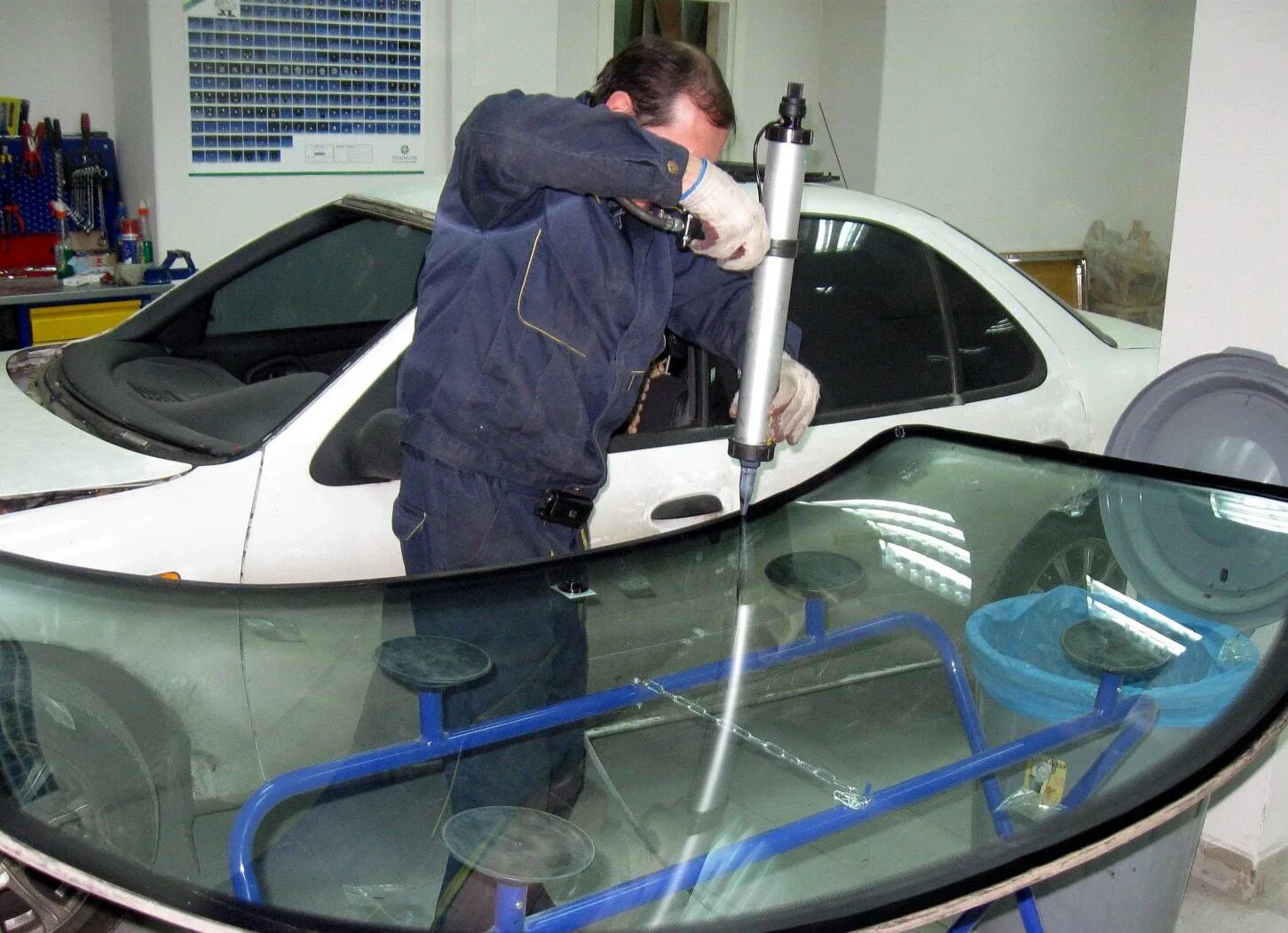 Вклейка лобового стекла. Вклейка стекол автомобиля. Вклеивание стекла на авто. Вклейка автомобильного стекла.