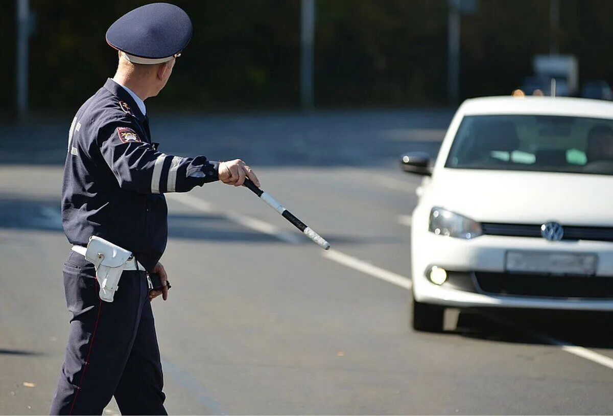 Ограничение правом управления транспортным средством. Инспектор ГИБДД. Сотрудник ГИБДД. Полицейский на дороге. Полицейский ДПС.