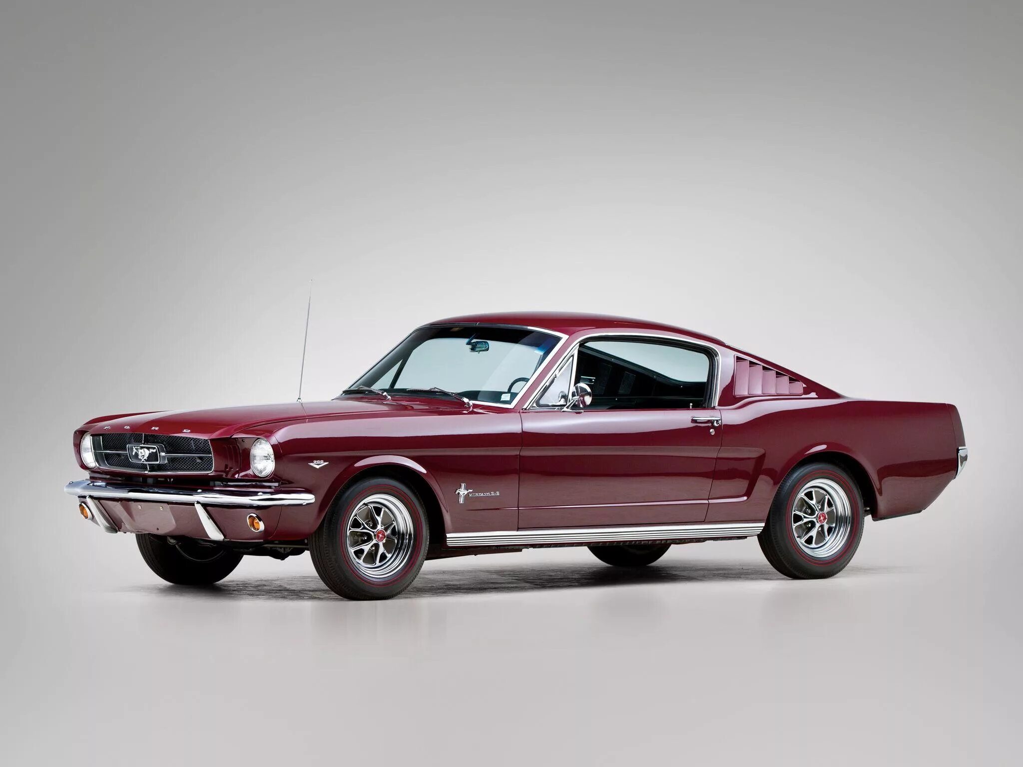 Ford Mustang Fastback 1965. Форд Мустанг 1964 фастбек. Ford Mustang 1 поколения. Форд Мустанг 1 поколения 1965. Первое поколение автомобилей