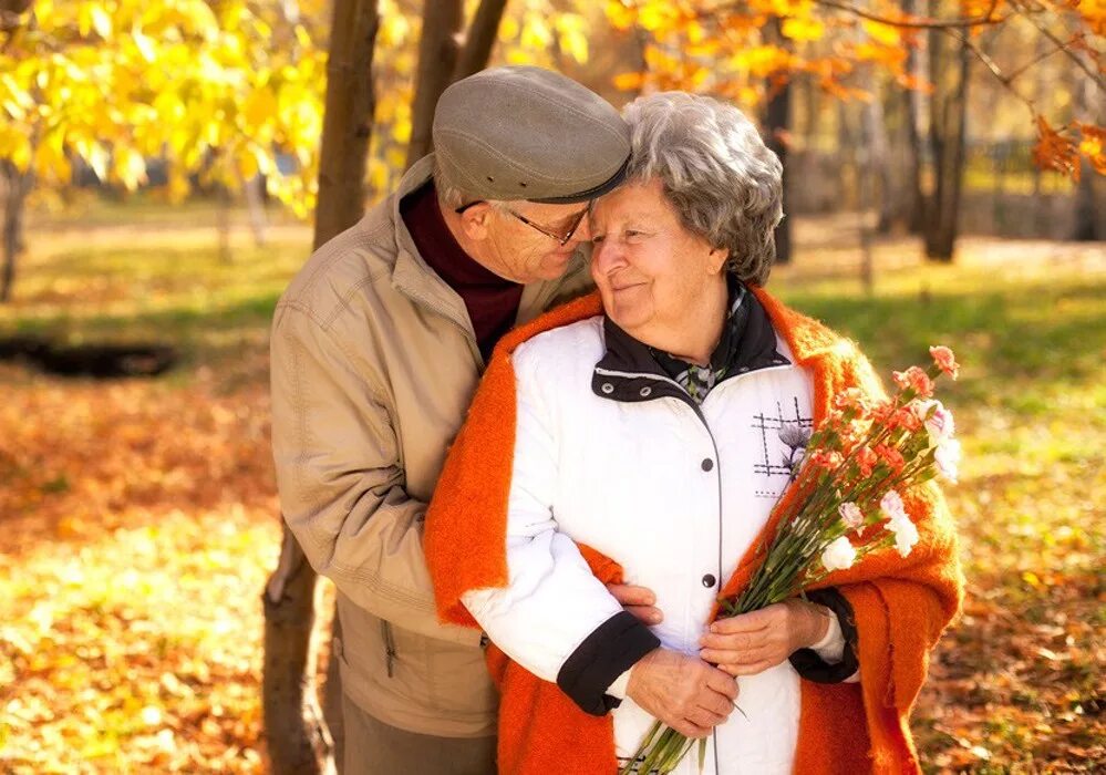П пенсионера. Пожилые люди. Пожилые люди осень. Международный день пожилых людей. Бабушка и дедушка осень.