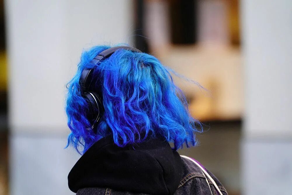 сон голубые волосы. девушка с голубыми волосами сзади. синие волосы. синее окрашивание волос. глория макфин.
