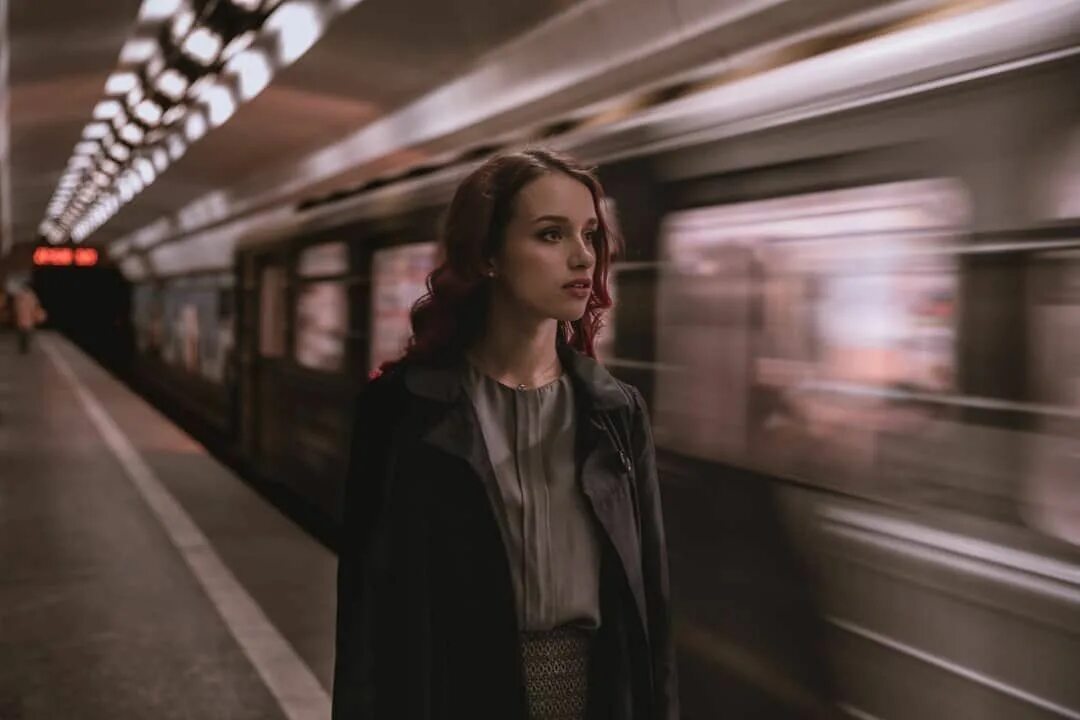 Фото в метро на фоне движения поезда. Девушки машинисты метро. Красавица в метро. Красивые девушки в метро москвы летом. Колледж московского метрополитена\.