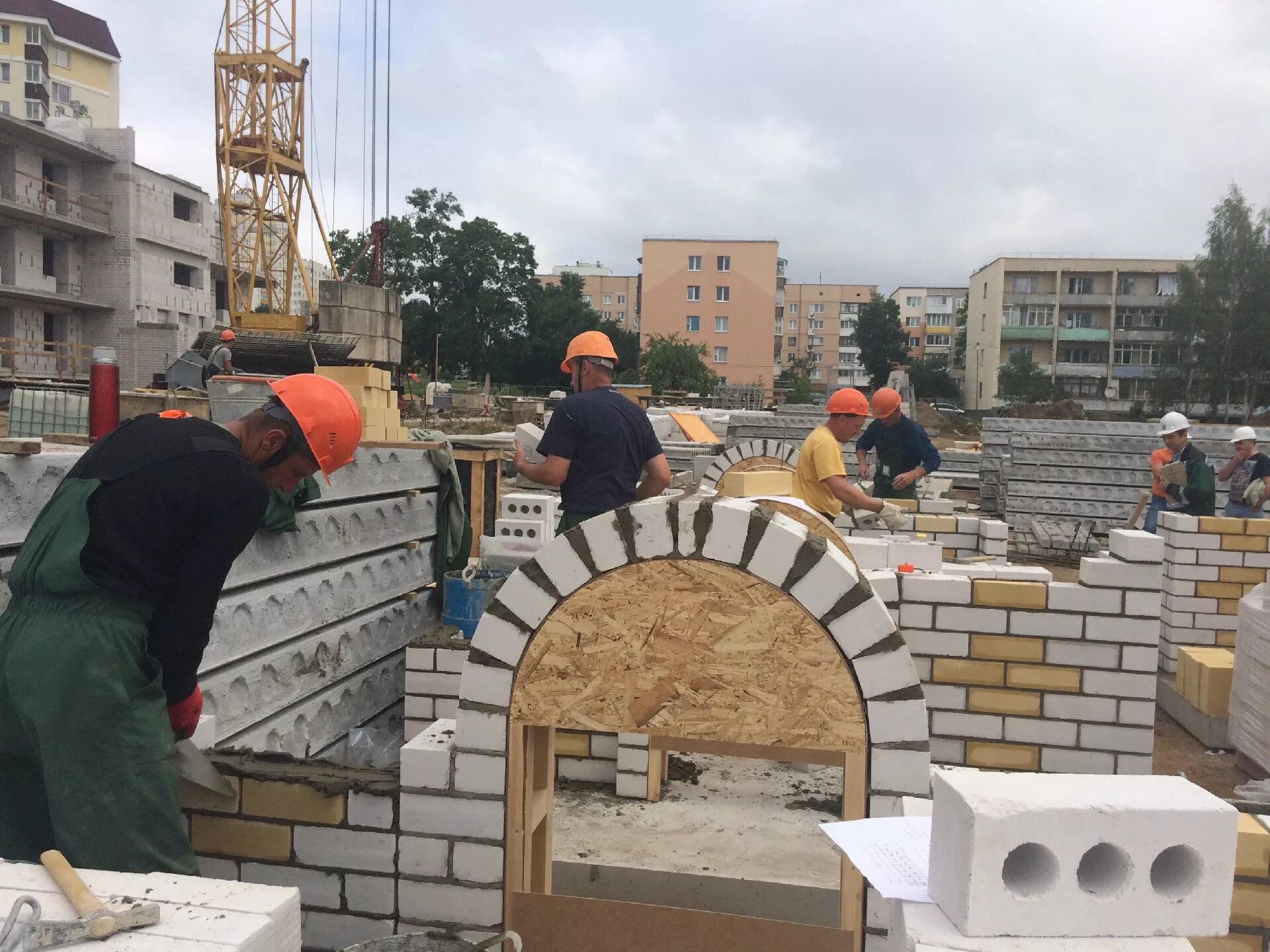 на строительстве дома работали 20 каменщиков. на строительстве дома работали 20 каменщиков. на строительстве дома работали 20 каменщиков. строитель каменщик. рабочее место каменщика.