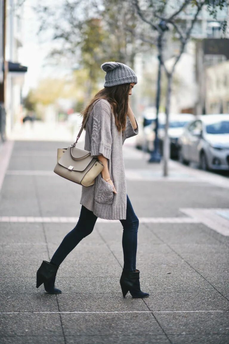 Образы с ботильонами. Образ с бежевыми ботильонами на каблуках. Джинсы с ботильонами на шпильке. Ботильоны с юбкой. Джинсовая юбка с ботинками.