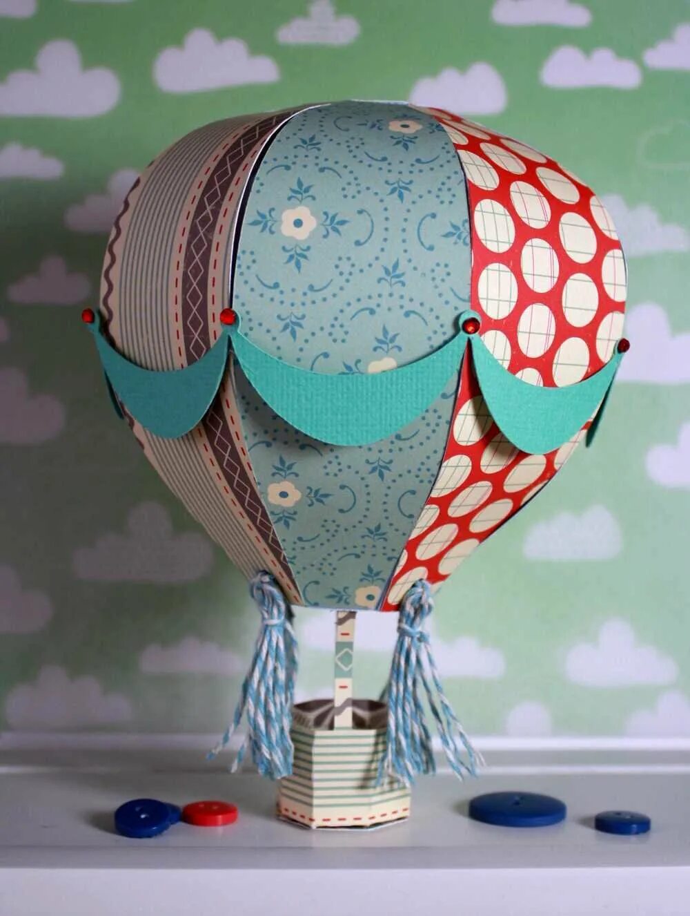Мастер класс воздушный шар. Воздушный шар из бумаги. Воздушный шар поделка. Воздушный шар с корзиной из бумаги. Объемный воздушный шар.