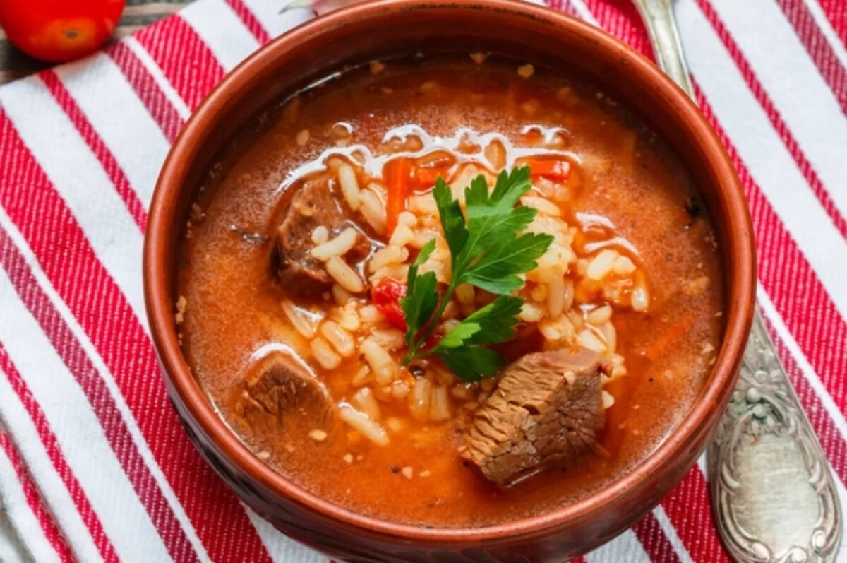 Суп из говядины с рисом и картошкой. Суп харчо с говядиной. Харчо грузинский. Грузинский суп харчо. Грузинская кухня харчо.