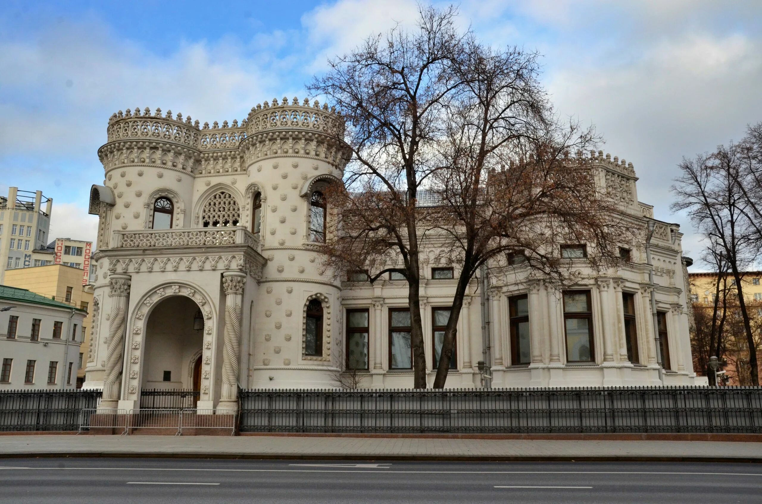 Дворец великого князя михаила михайловича адмиралтейская наб 8. Два исторических здания. Дворцовая набережная 30. Новый эрмитаж со стороны миллионной улицы садовников 1851. Фешина училище казань.