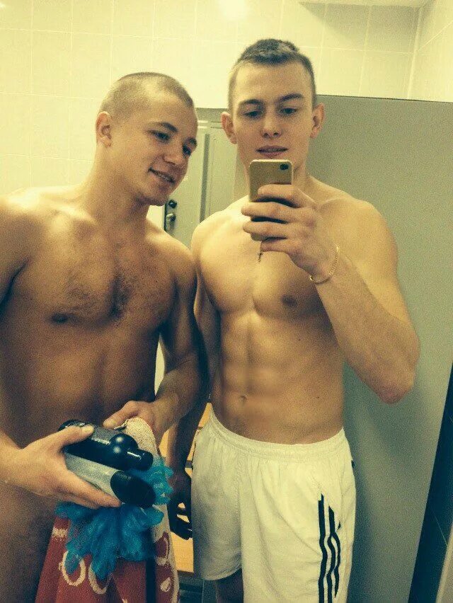 Любовь между парнями. Парни вдвоем. Двое парней сидят. Парни друг друга домашнее. Два парня фотосессия.