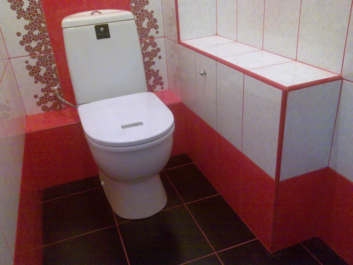 Плитка в туалете с коробом. Зашивка труб в санузле. Туалет трубы сбоку. Отделка труб в туалете. Короб в туалете.