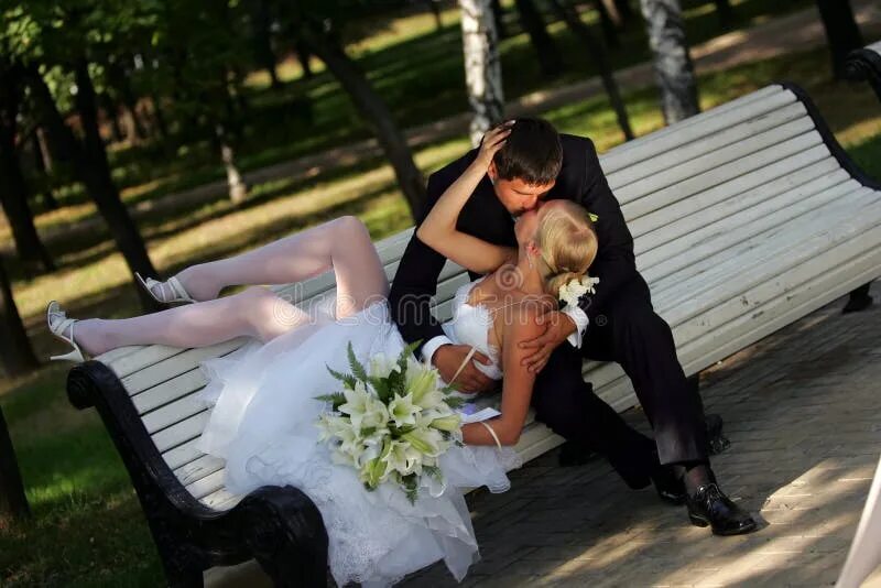 Картинка жених целует невесту. Коварная невеста. Невеста отдалась. Целует ноги невесте. Измена мужу невесты