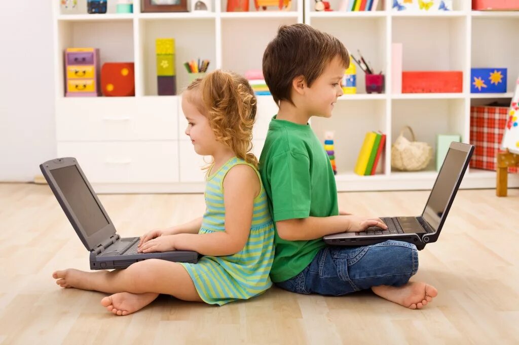 Сижу дома с 2 детьми. Ребенок за компьютером. Компьютер для детей. Детям об интернете. Школьник с ноутбуком.