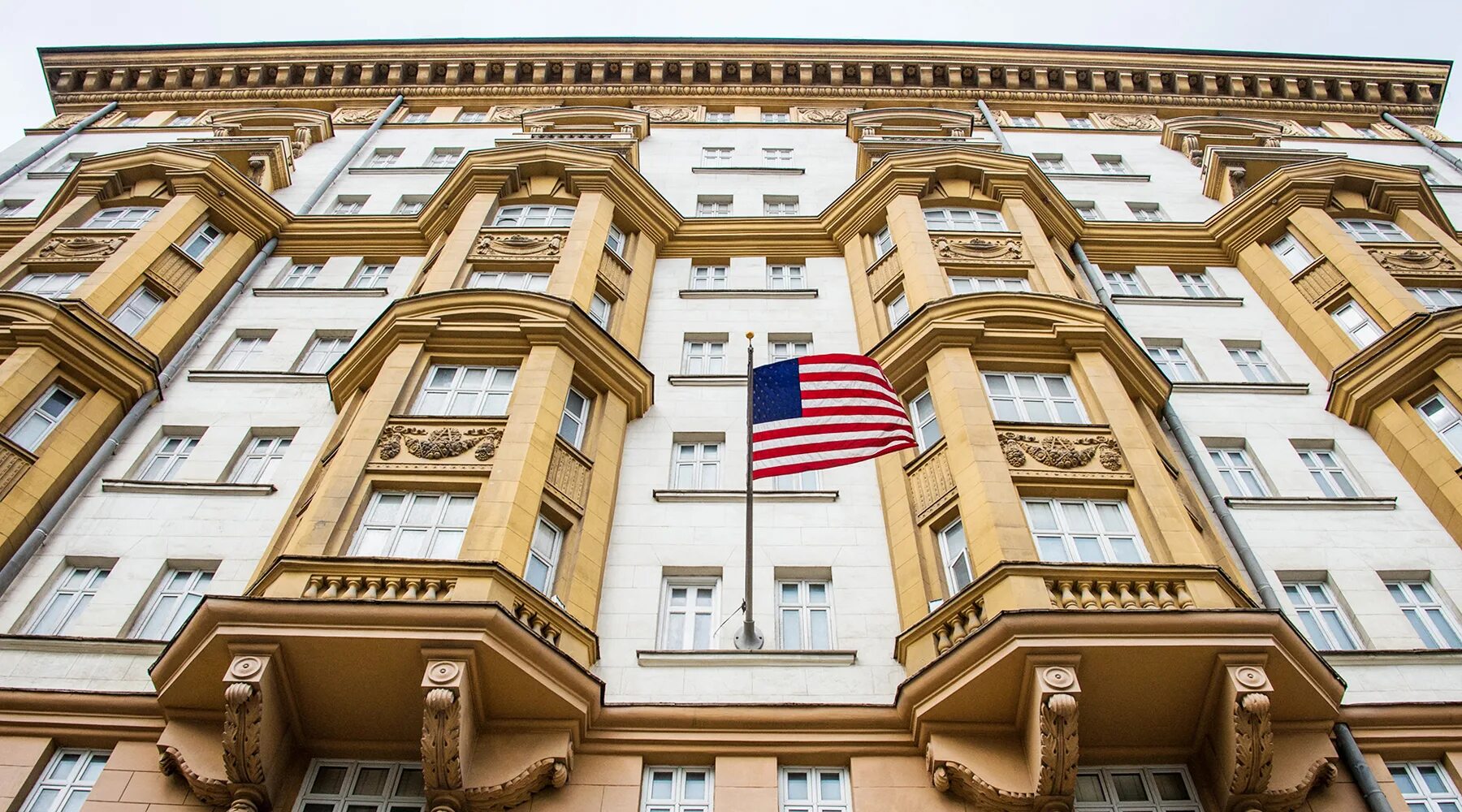Американское посольство в Москве. Посольства РФ США В Москве. Здание американского посольства в Москве. Посольство США В масвк.