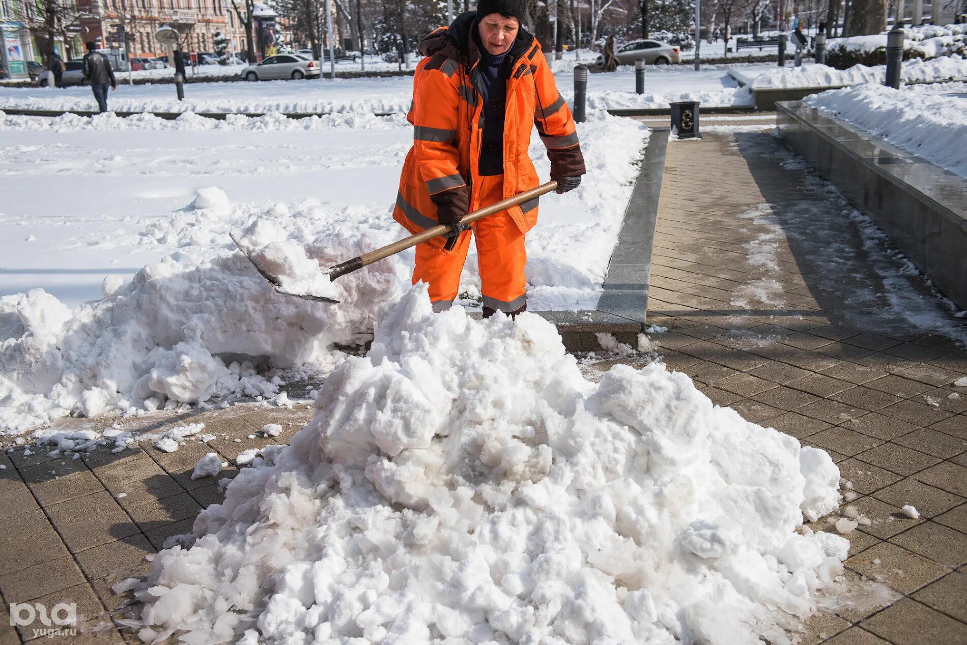 Убирает снег. Уборка снега вручную. Дворник зимой. Уборщица снега. Убрать сугроб