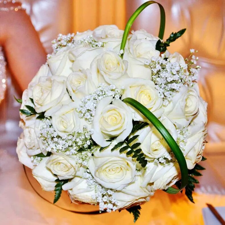 Букет на свадьбу белый. Букет невесты розы и гипсофила. Свадебный букет из белых роз и гипсофилы. Белый букет на свадьбу. Букет невесты из живых цветов.