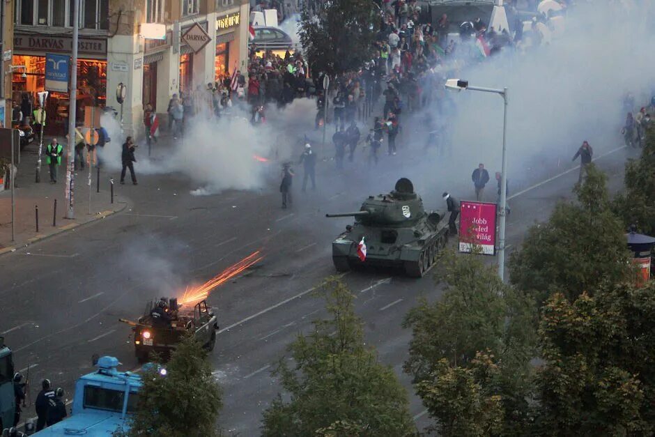 Танки на площади тяньаньмэнь 1989. Танк протест. Танк протест. От с танками. Танки на улицах китая.