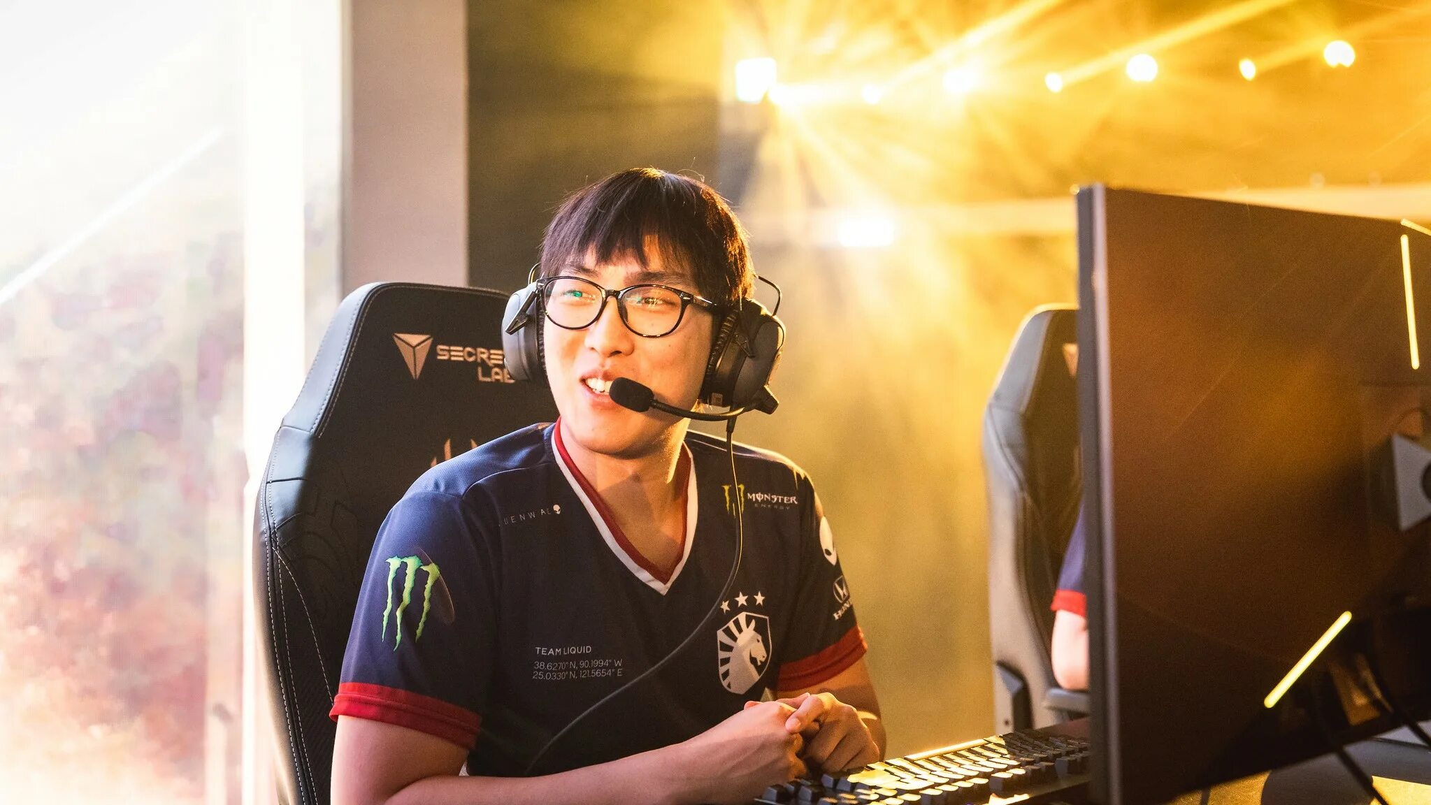 Professional player. Doublelift. Watchcat League. The Return of the Champion.