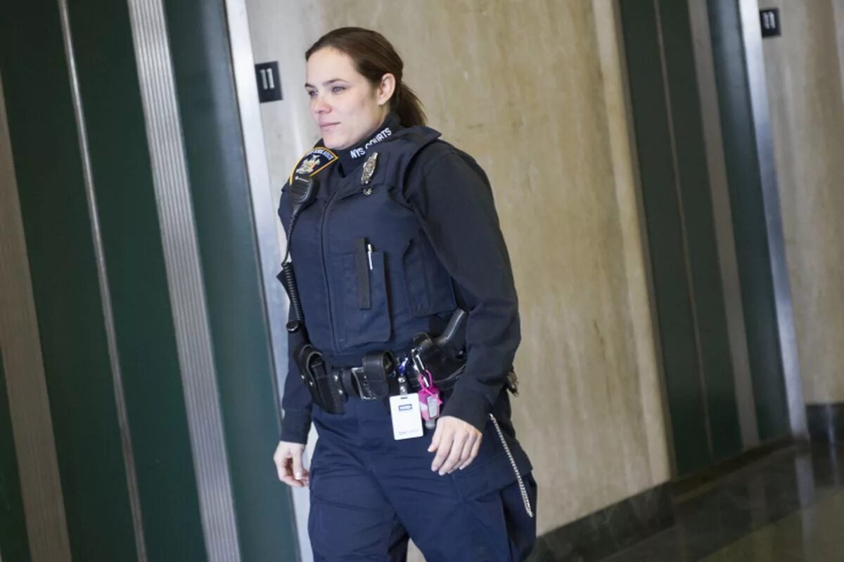 Форма охранницы. Женщина с оружием. Охрана девушки. Ангел склонился. Охранять девушку.