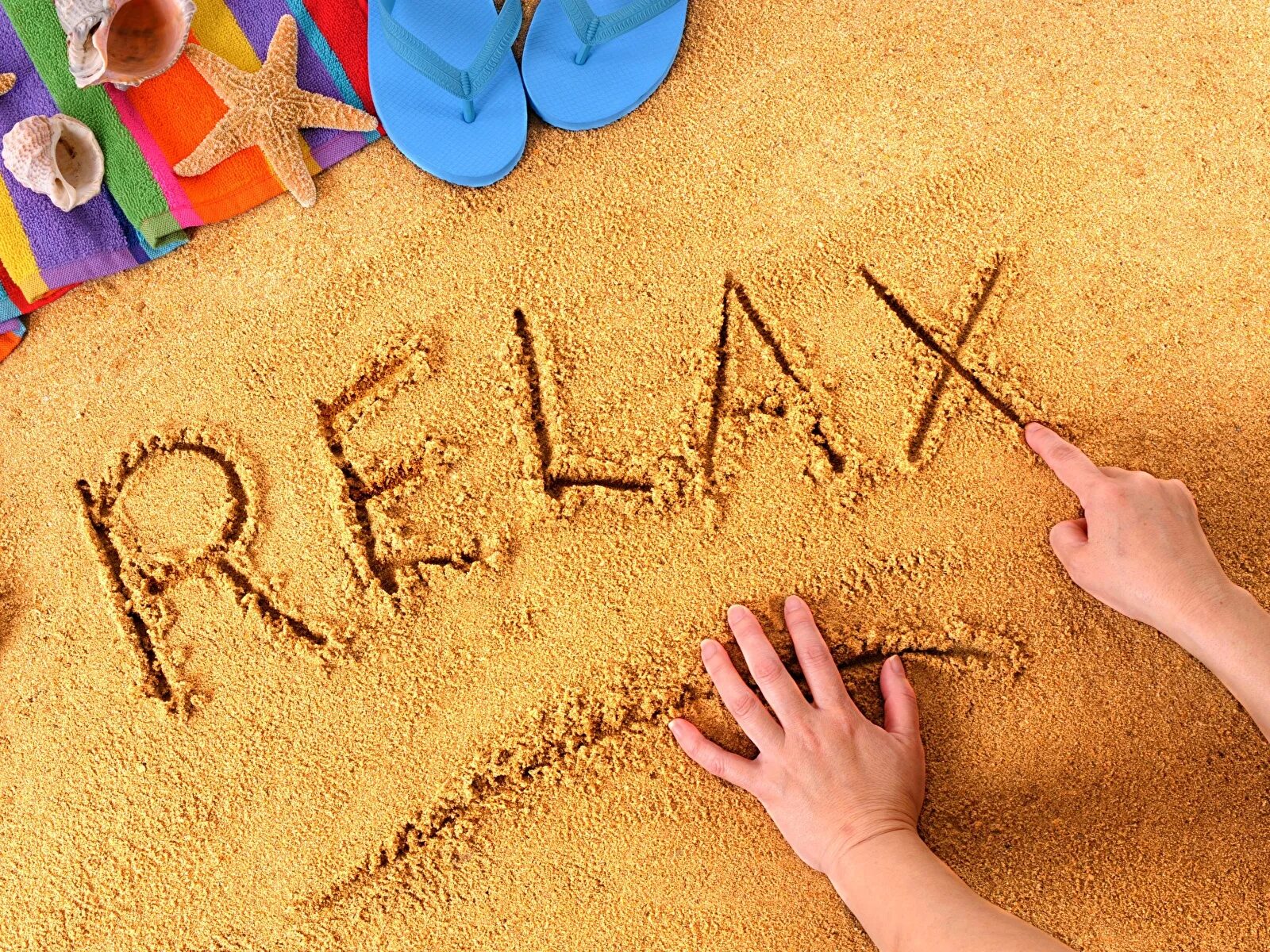 лето море пляж. просто отдохнуть на английском. релакс картинки. надпись на берегу моря. надпись спасибо на песке.