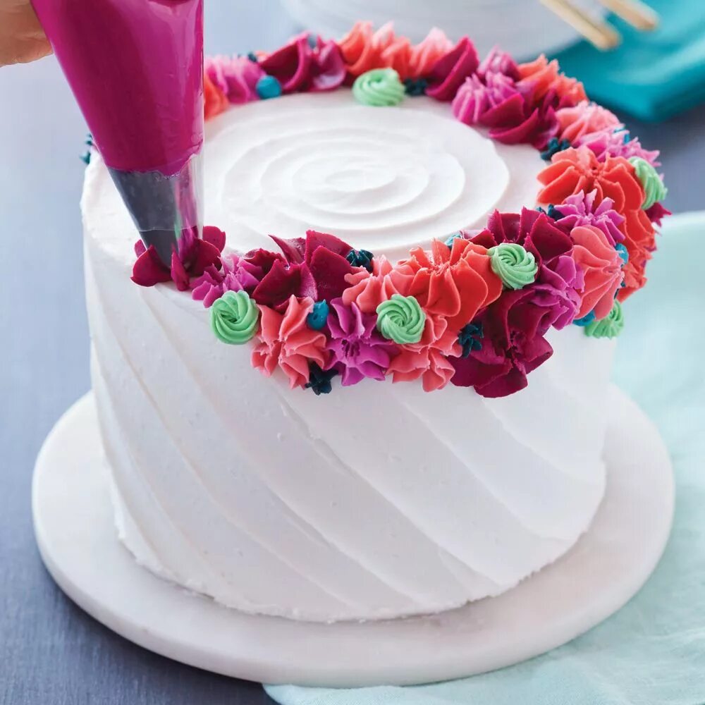 Cake icings. Украшение торта. Кремовое украшение торта. Красивые кремовые торты. Украшение торта розами.