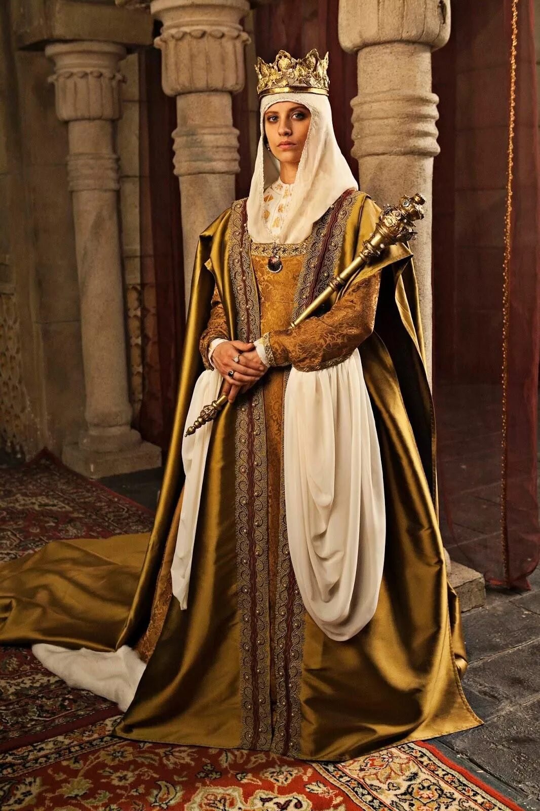 Одеяние королевы. Королева изабелла сериал. Королевские платья 16 века испания. Европейские платья. Одеяние королевы.