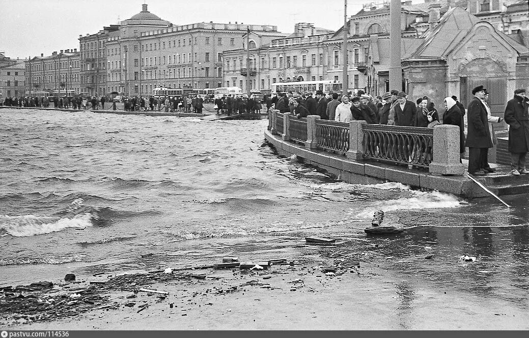 Чернобоже в ленинграде. Наводнение в Ленинграде 1967. Наводнение в Питере 1924. Наводнение в Санкт Петербурге 20 век. Наводнение в Санкт-Петербурге 1967 года.