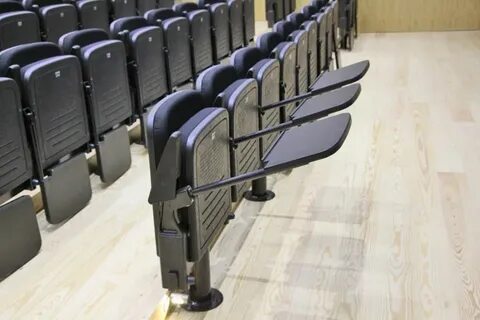 В концертный зал привезли 93