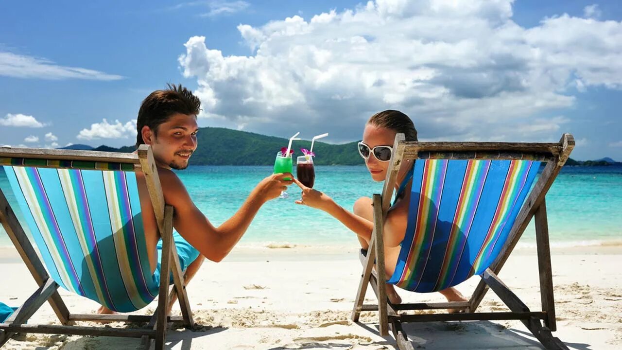 Самые дешевые туры 2024. Пляжный туризм. Летний отпуск. Люди на пляже. Лето отдых.