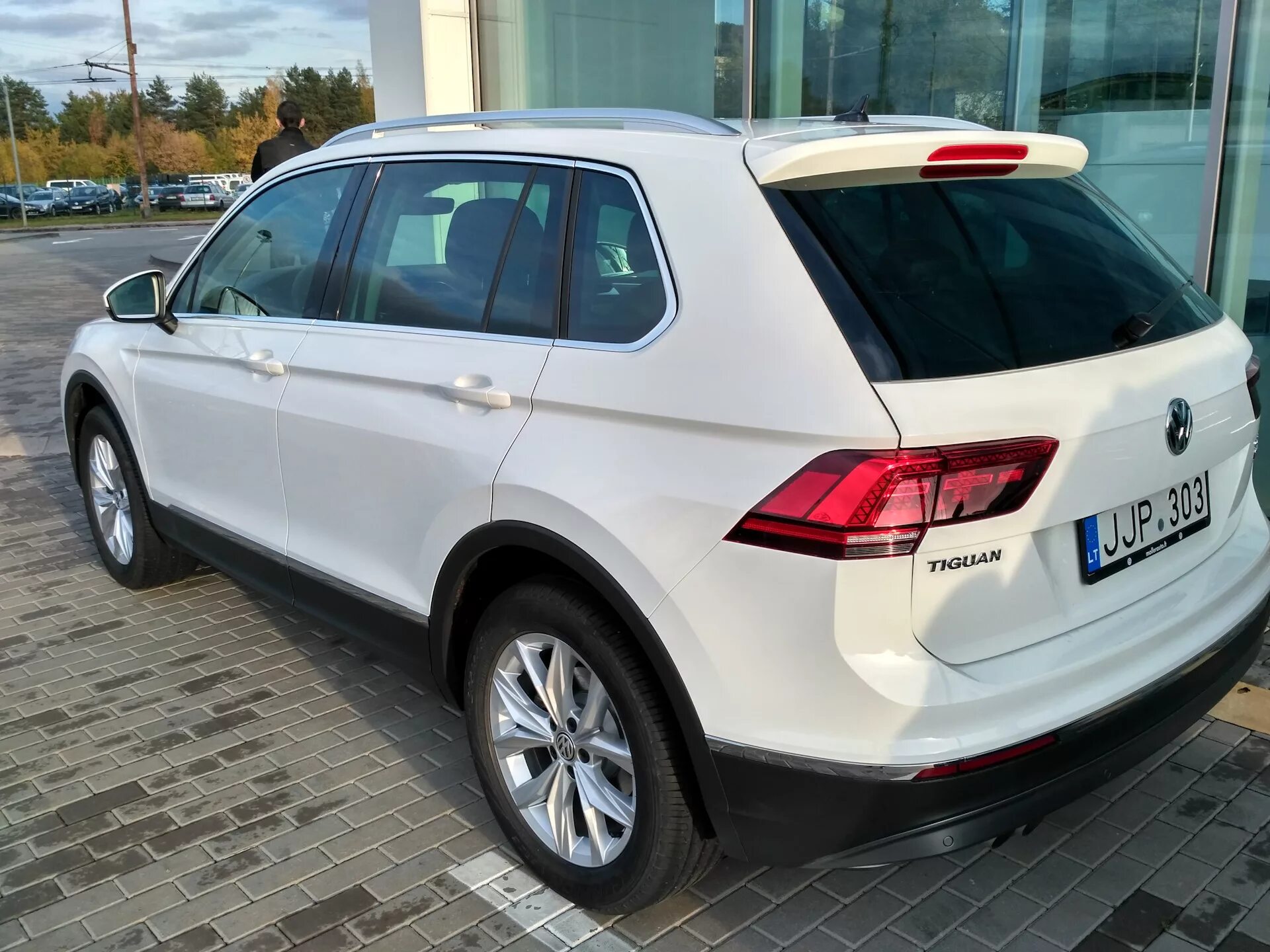 Купить фольксваген тигуан новый москва. Volkswagen Tiguan New. Фольксваген Тигуан новый. Volkswagen Tiguan новый белый. Tiguan 1.