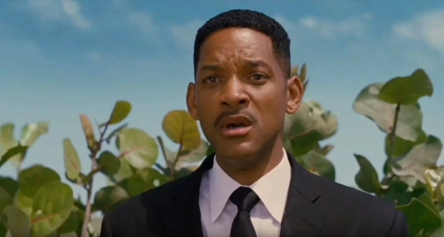 Сергей есенин 1920. Уилл смит люди в черном. Черный человек выражение. Черно белые снимки людей. Человек в плаще и шляпе.