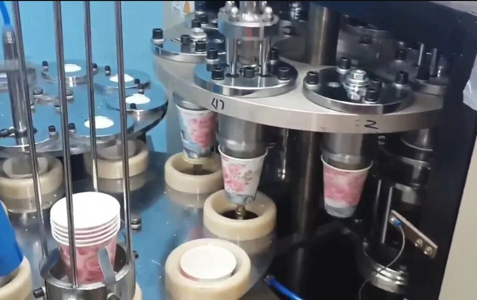 Холодное производство. Оборудование для производства бумажных стаканчиков для кофе. Станок для производства стаканчиков для кофе. Аппарат для производства холодного кофе. Станок для производства кофе.