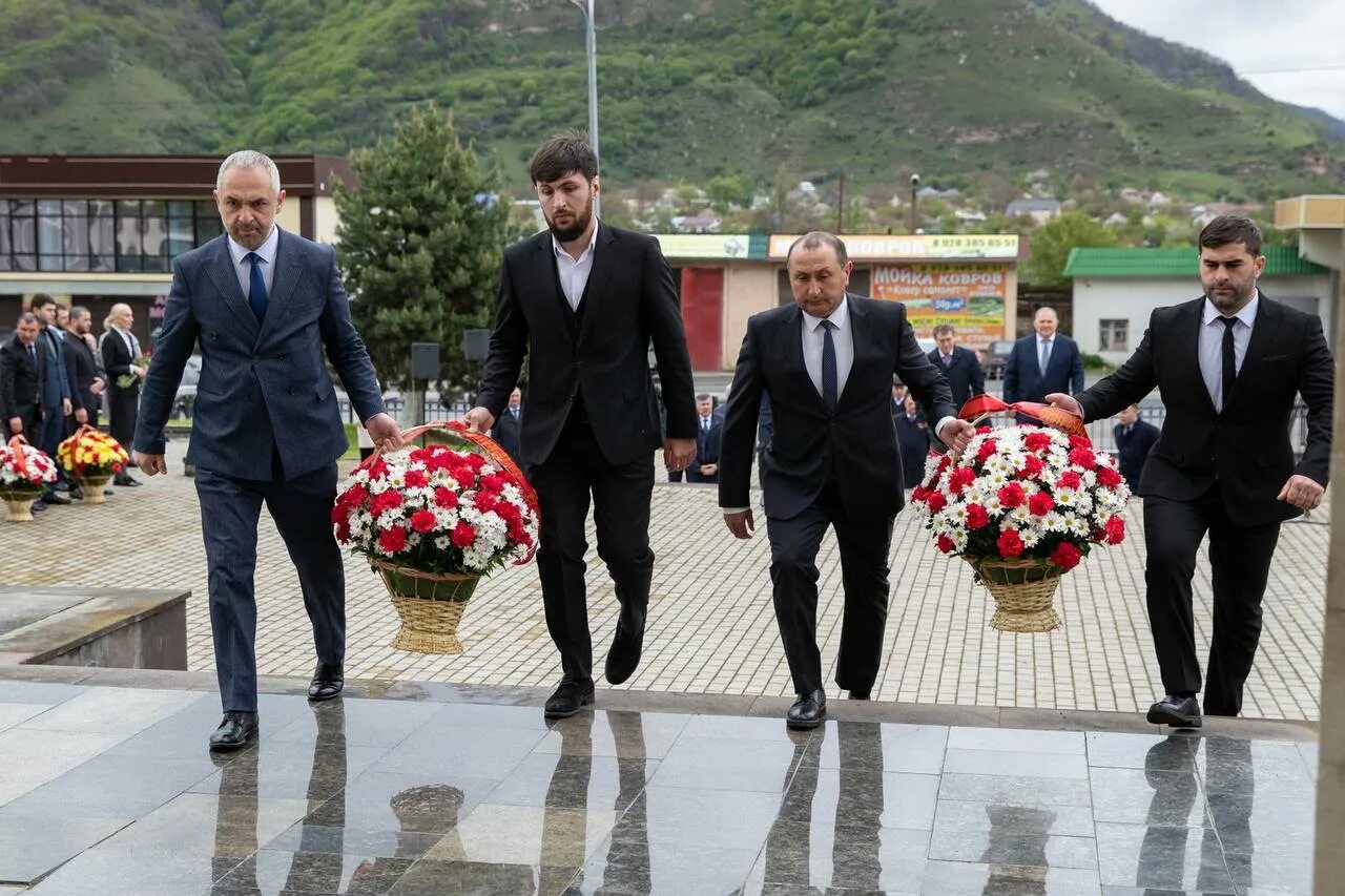 День возрождения карачаевского народа. День Возрождения карачаевского. Памятники в Карачаевске. Герои Карачаево Черкесии. Памятник Карачаевцы.