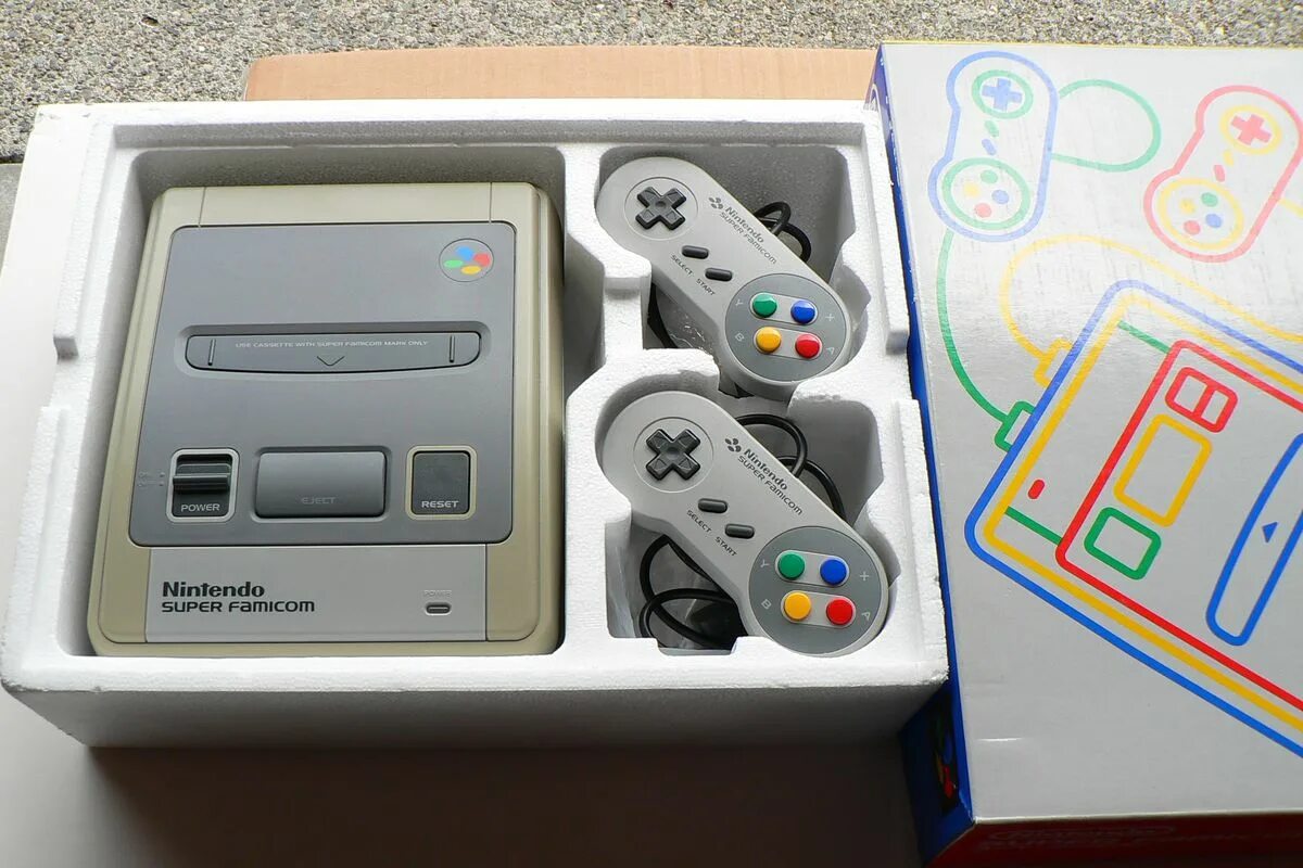 Super nintendo download. Приставка Нинтендо 90-х. Супер Нинтендо в 90е. Nintendo super Famicom. Супер Нинтендо приставка 90х.