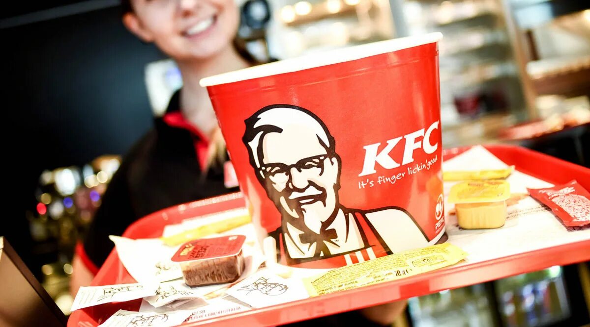 KFC картинки. KFC 2022. KFC человек. Vault kfc