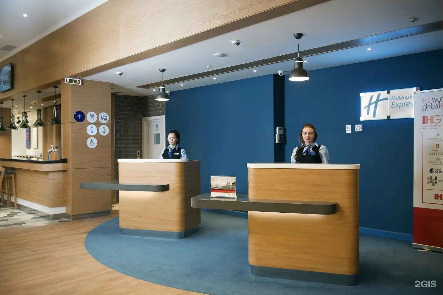 Гостиница аэропорт москва. Отель Holiday Inn Express аэропорт Шереметьево. Гостиница Холидей Шереметьево. Отель Holiday Inn в Шереметьево. Москва Holiday Inn Express Шереметьево.