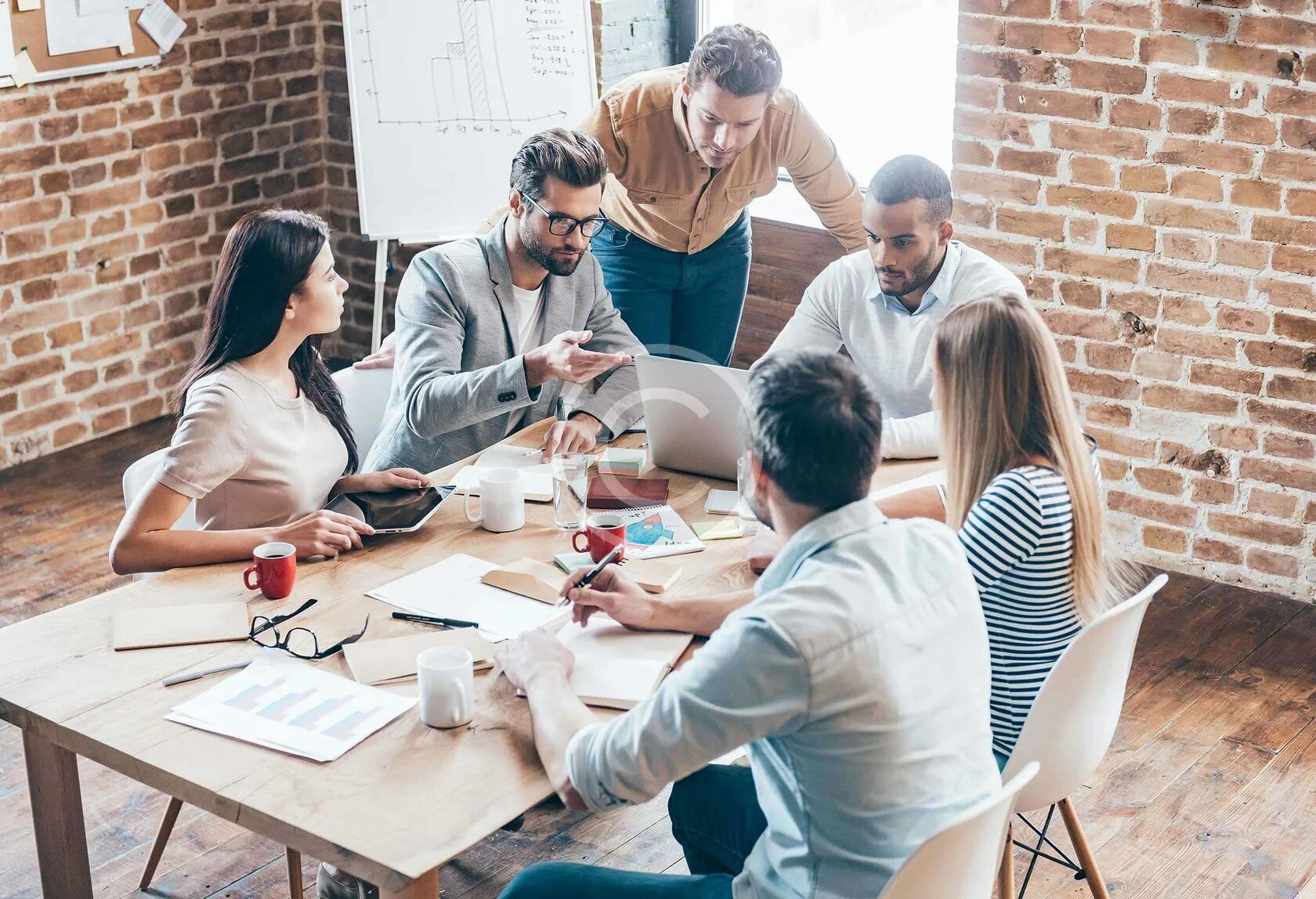 Отдел креатива. Отдел креатива. Трудоголик фильм 1996. Архитектор дизайнер. Команда за столом.