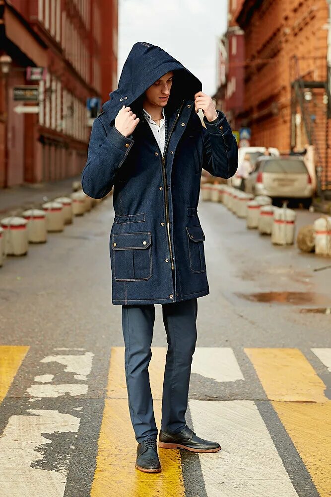 пальто под джинсы мужские. черное пальто мужское. пальто джинсы и кроссовки мужские. лук с пальто мужское. джинсы под пальто мужское.