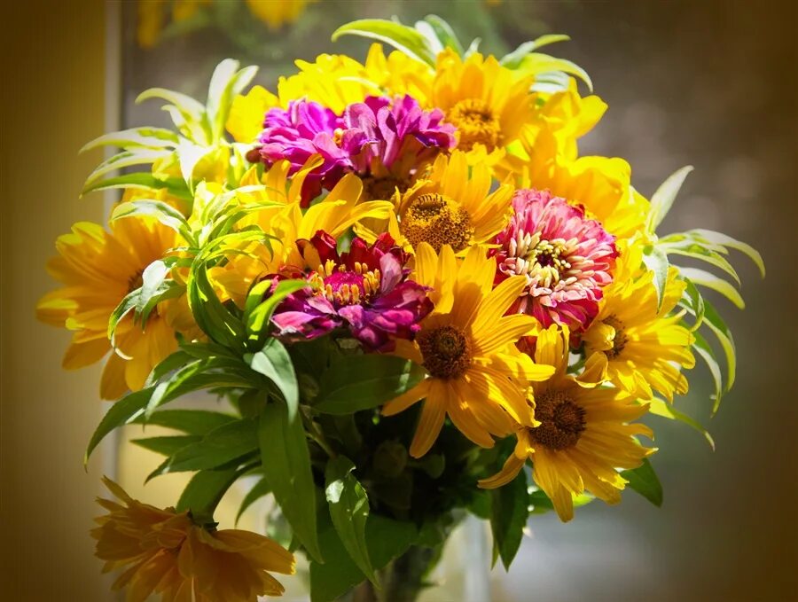Открытки с днем осенних цветов. Осенние цветы. Осенний букет цветов. Яркий букет. Красивые осенние букеты цветов.