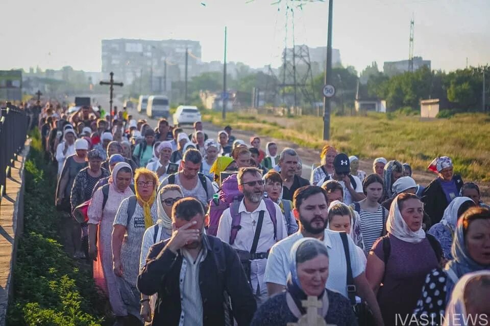 Крестный ход в белгороде 2024 видео. Крестный ход 2022 Горналь. Крестный ход Могилев Бельничи. Крестный ход оранки 2022. Тихвинский храм, крестный ход.