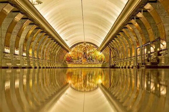 Сами глубоки метро. Самая глубокая станция метро в Москве. Парк Победы метро глубина. Станция Арсенальная Москва. Арсенальная станция глубина.