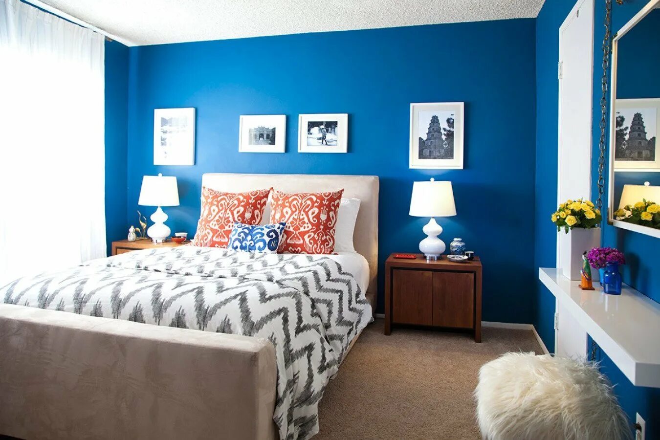 Где живут синие. Комната с синими стенами. Синяя спальня. Голубой интерьер комнаты. Голубые стены в спальне.