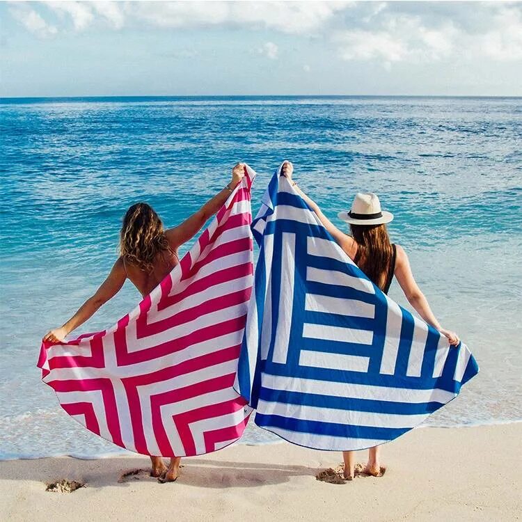 Полотенце для пляжа. Пляжное полотенце. Полотенце на пляже. Пляжное полотенце с девушкой. Полотенца пляжные на море.