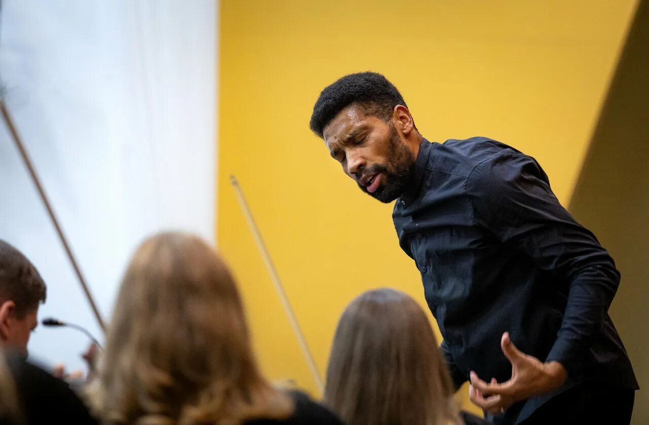 Алексей ньяга. Ньяга алексей деголович. Алексей ньяга дирижер жена. Ньяга дирижер. Самарский театр оперы и балета алексей ньяга.