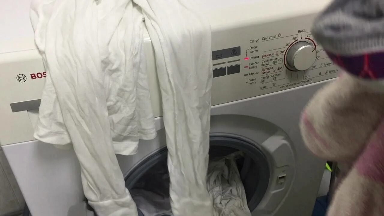 Стираем мылом в стиральной машине. Стиральная машина с белым бельем. Отбеливание белья стиральной машине. Белизна для стиральной машины. Стирка белого белья в машине автомат.